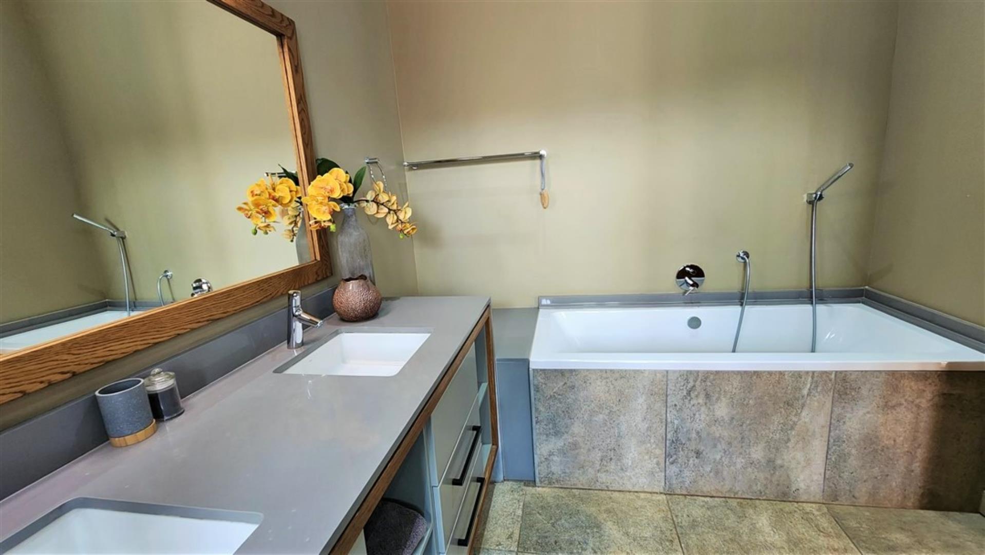 730902_Bathroom_1b.jpg