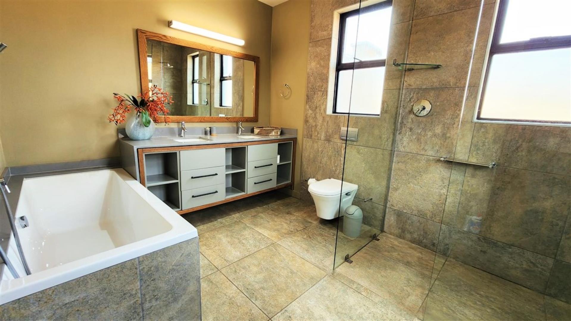 730902_Bathroom_2.jpg
