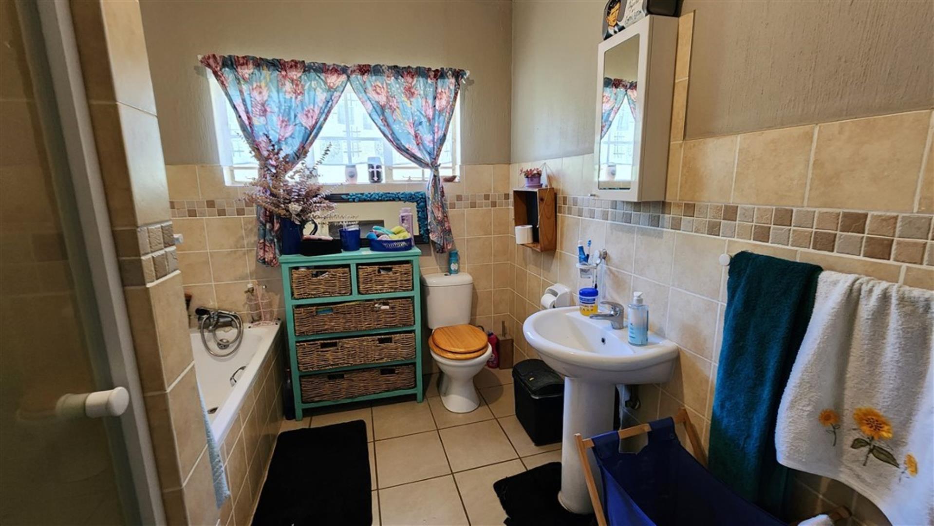 731548_House_2_Bathroom_1.jpg