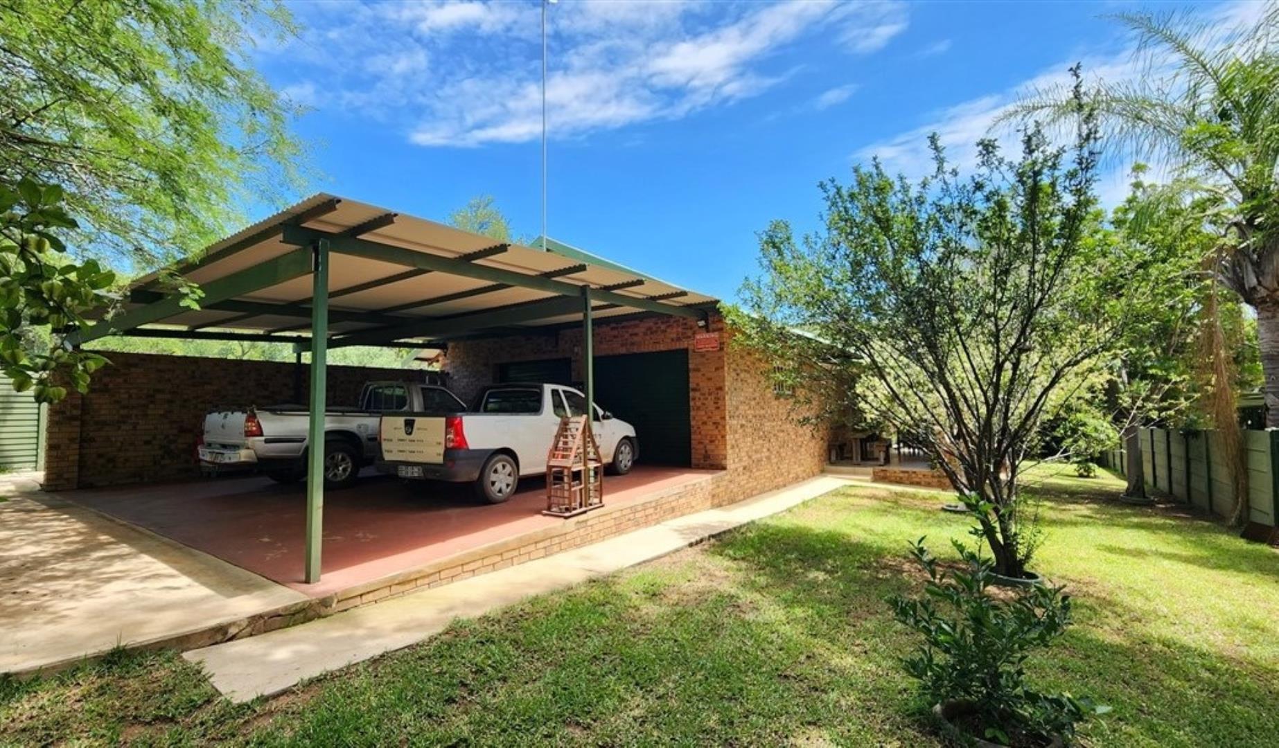 731548_House_2_Garage_a.jpg
