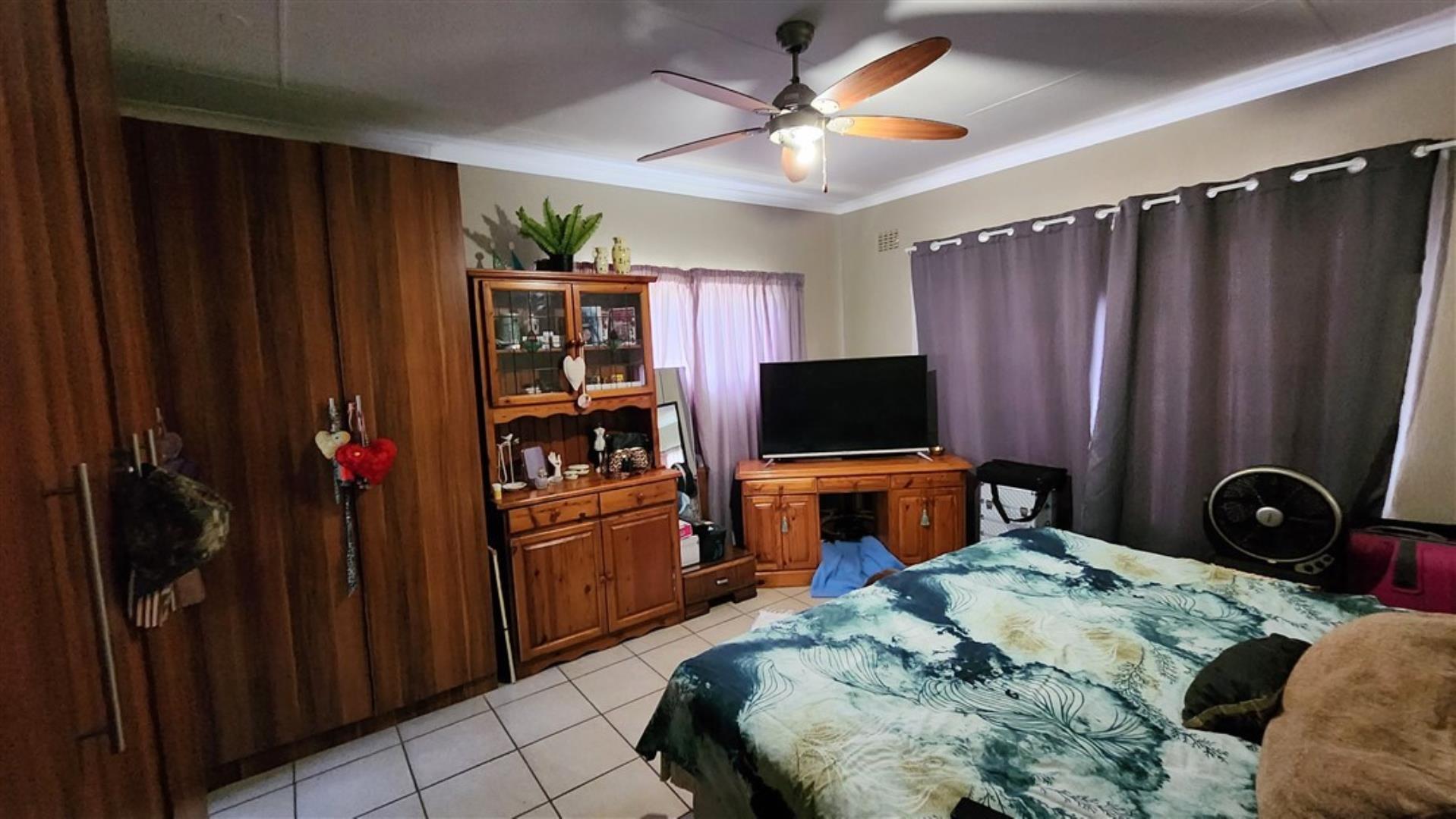 731548_House_2_Main_Bedroom.jpg
