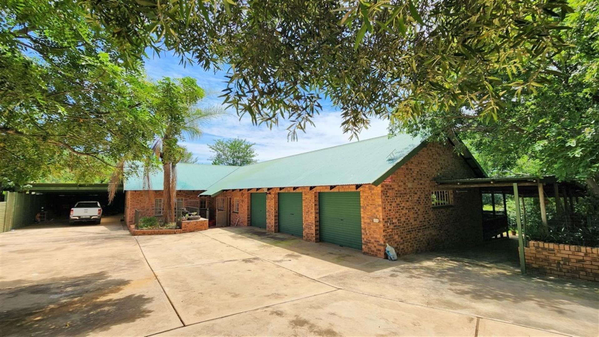 731548_Main_House_Garaages_.jpg