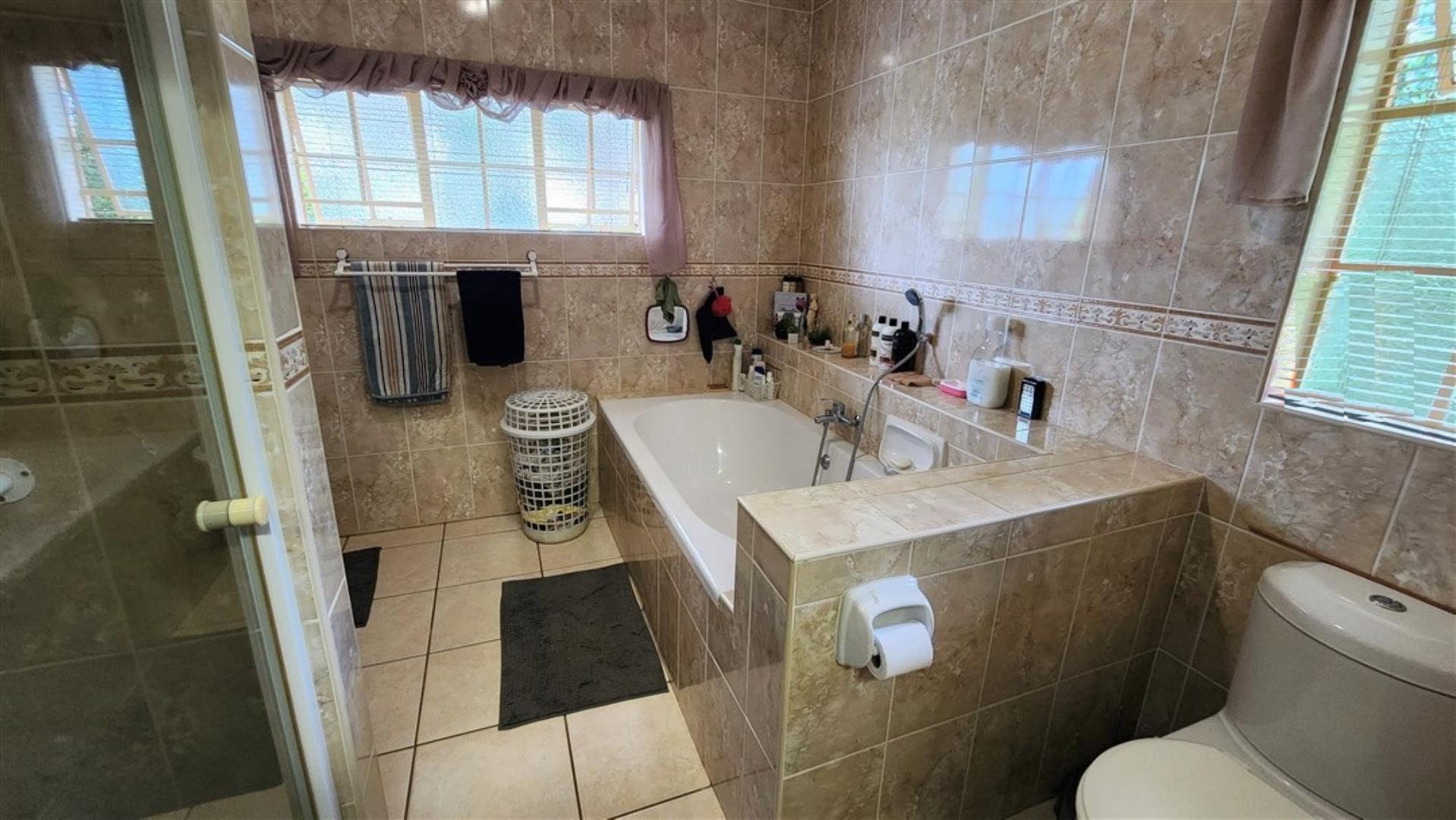 731548_Main_House_Main_Bathroom_1Fx.jpg
