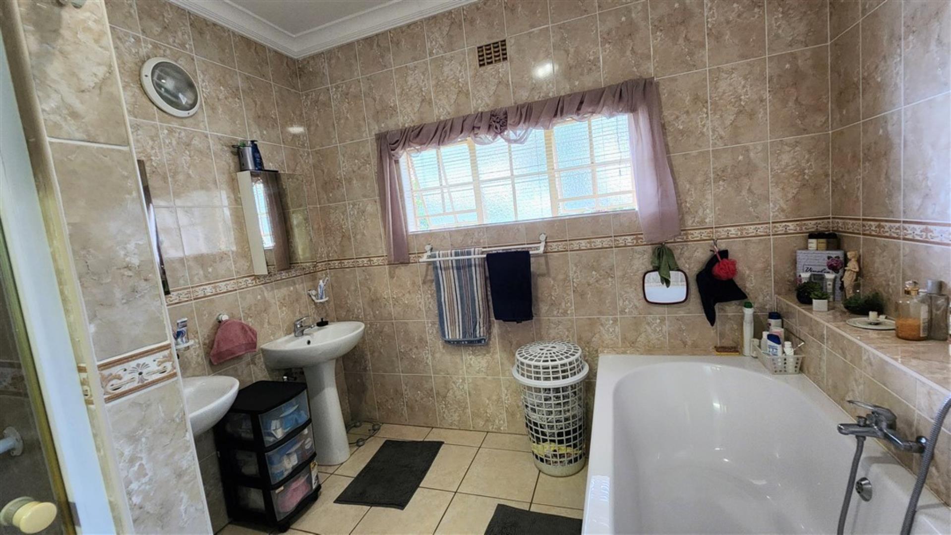 731548_Main_House_Main_Bathroom_2.jpg