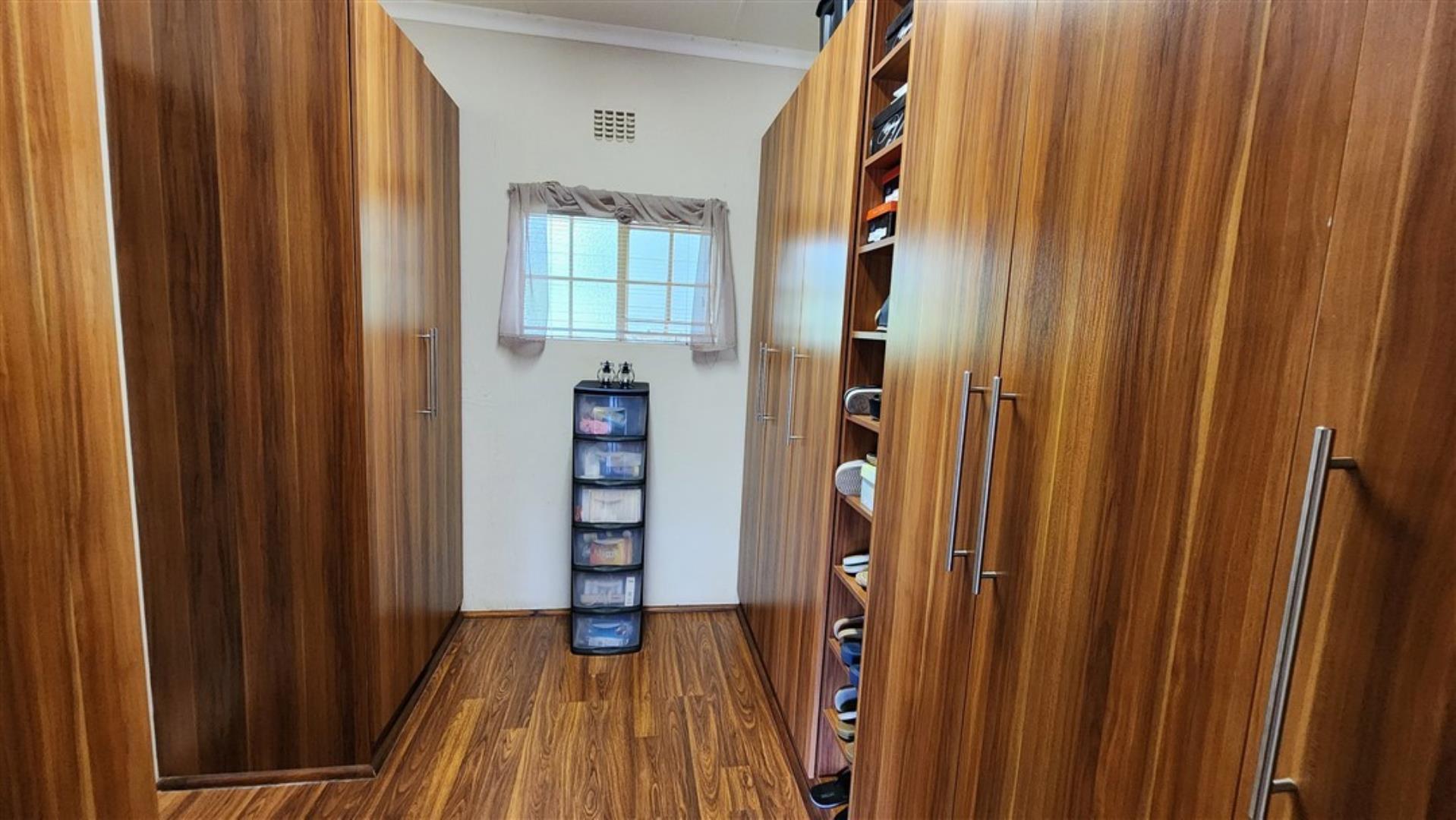 731548_Main_House_Walk-in_Cupboard_.jpg