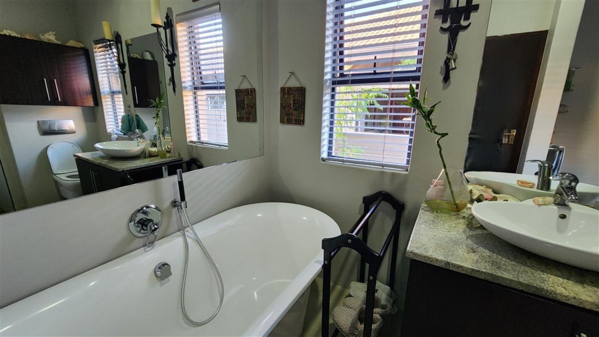751653_Bathroom_1.jpg