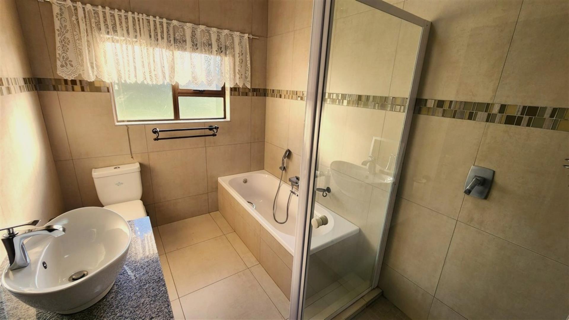 753721_Bathroom_1a.jpg