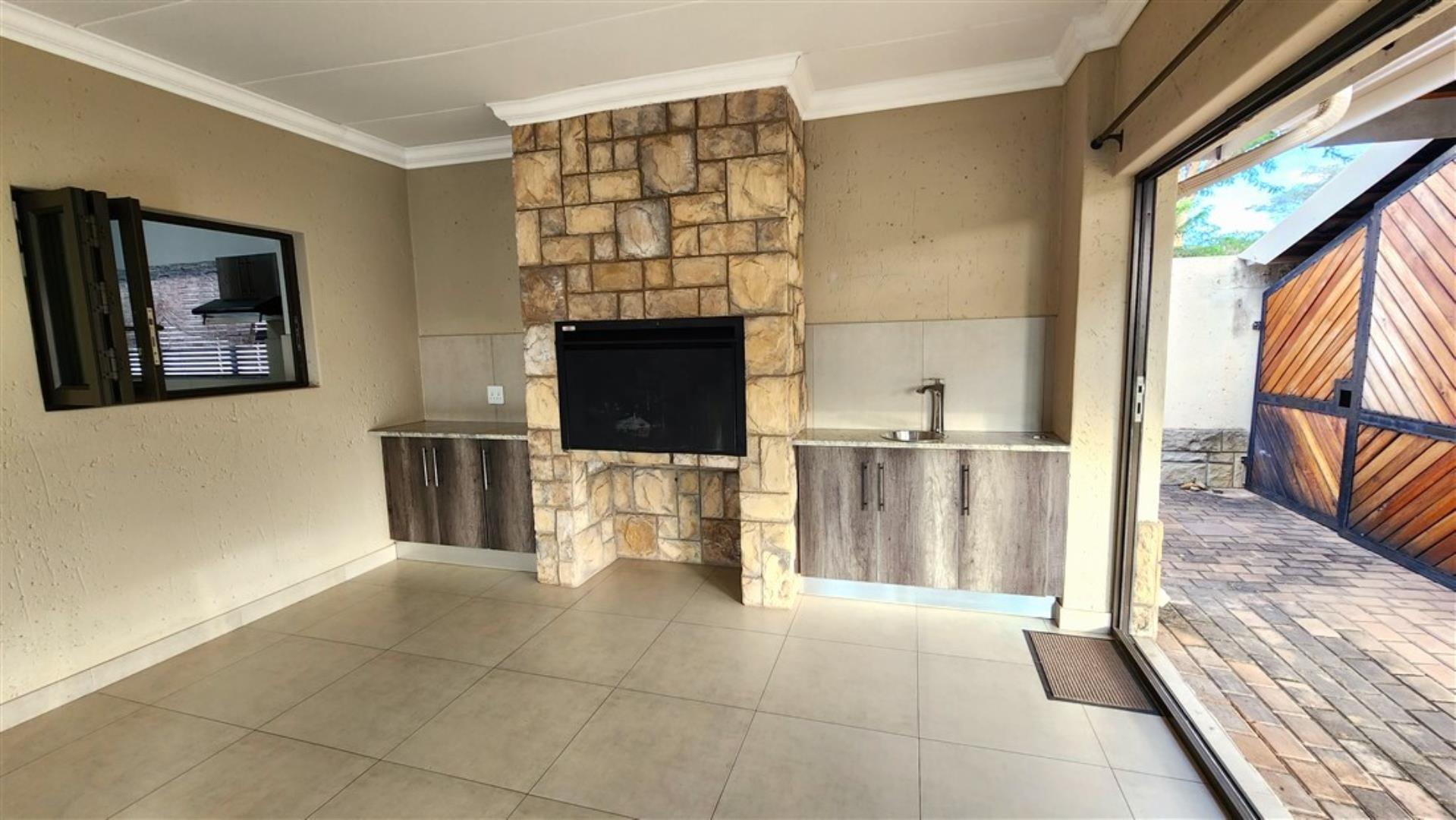 753721_Inside_braai_with_serving_bay_to_Kitchen.jpg