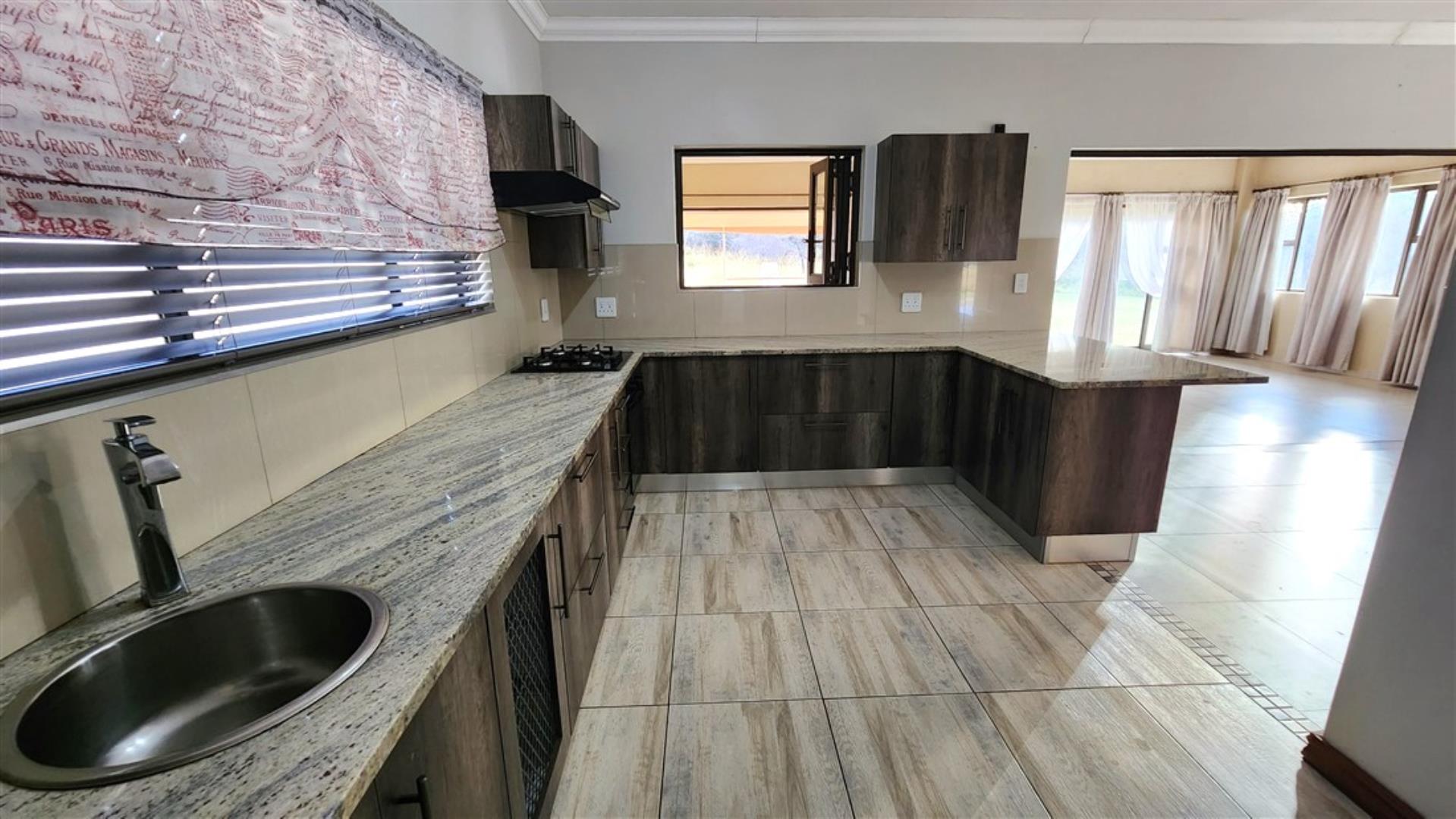 753721_Kitchen_b.jpg