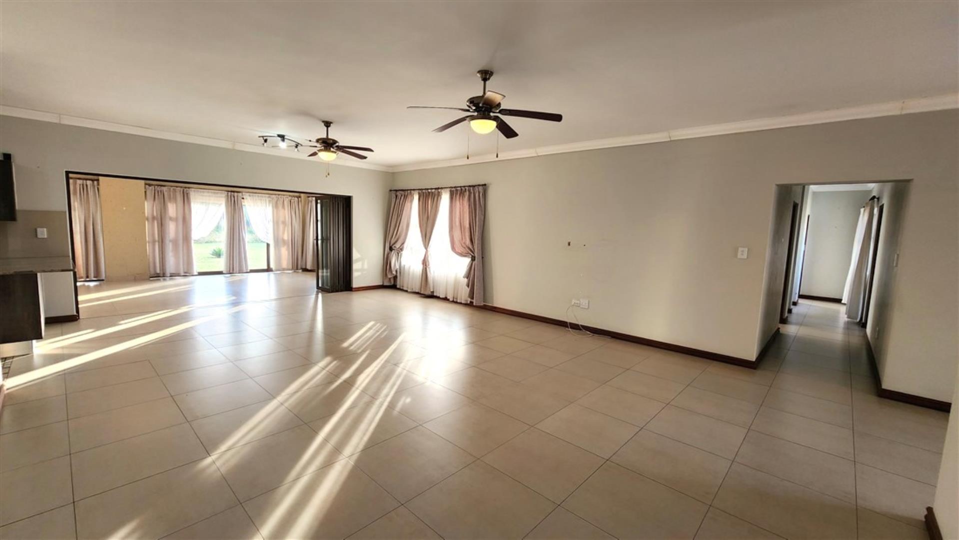 753721_Living_Area_a.jpg