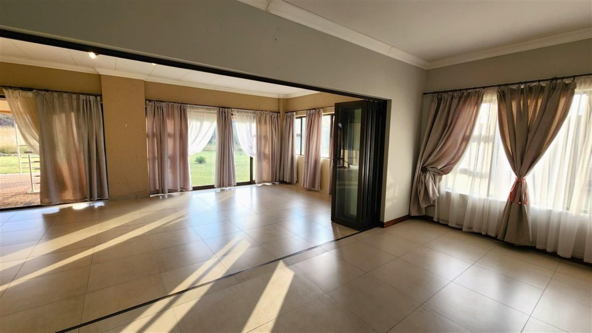 753721_Living_to_Braairoom_a.jpg