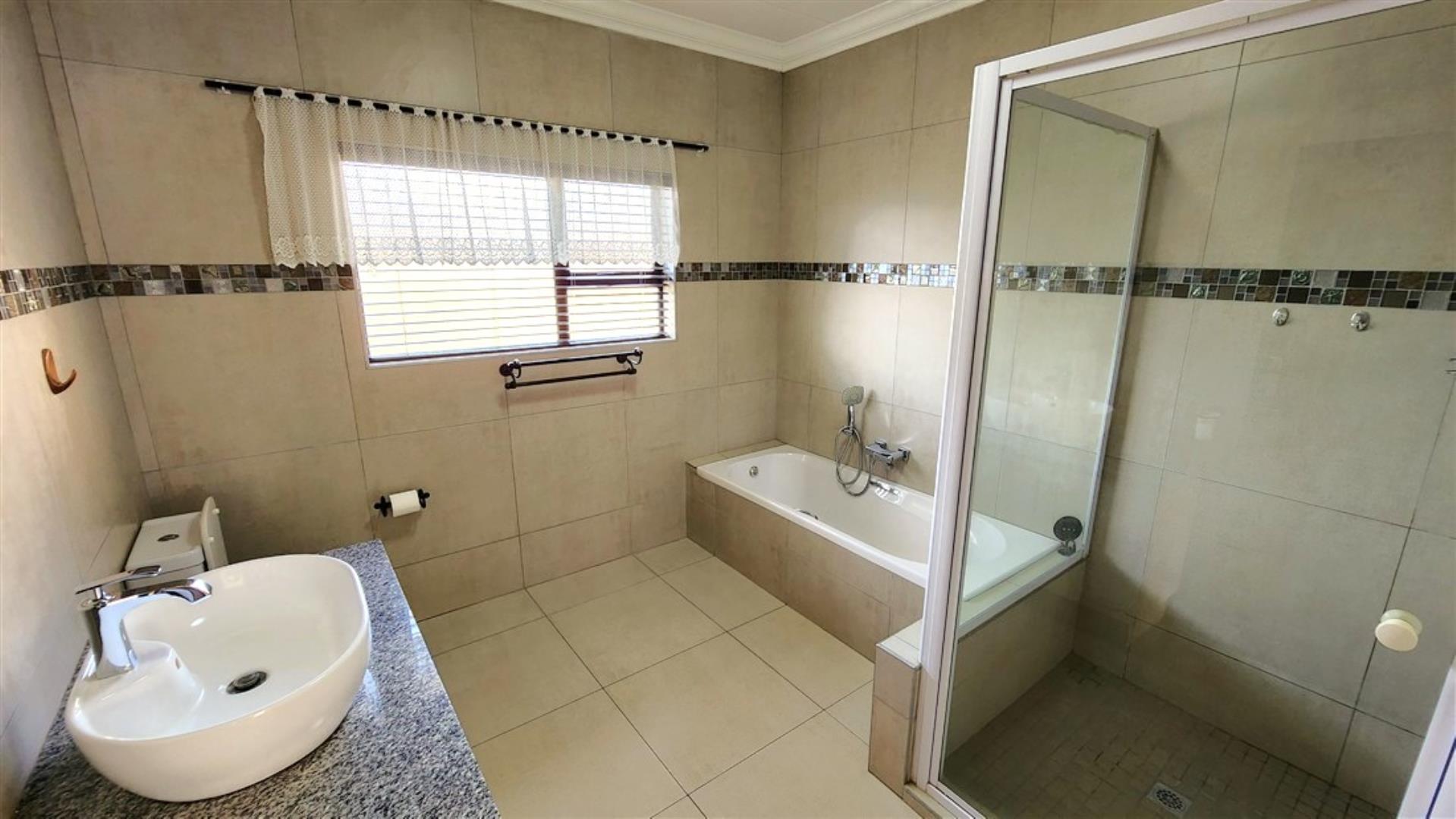 753721_Main_Bedroom_En-suite.jpg