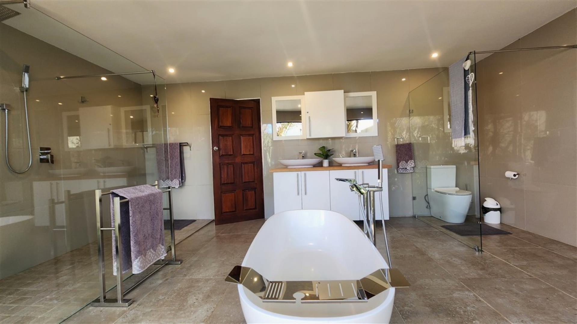 756790_Lodge_Bathroom_2.jpg