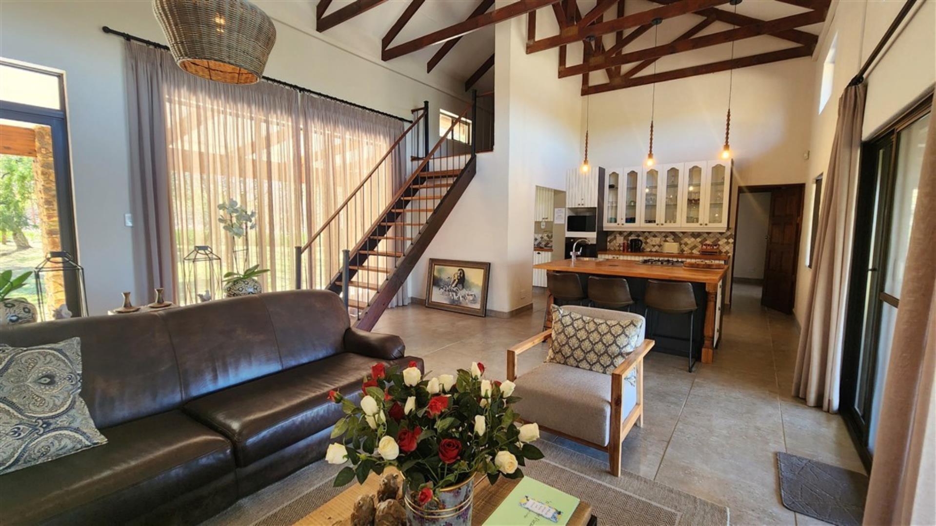 756790_Lodge_Lounge_Kitchen_2.jpg
