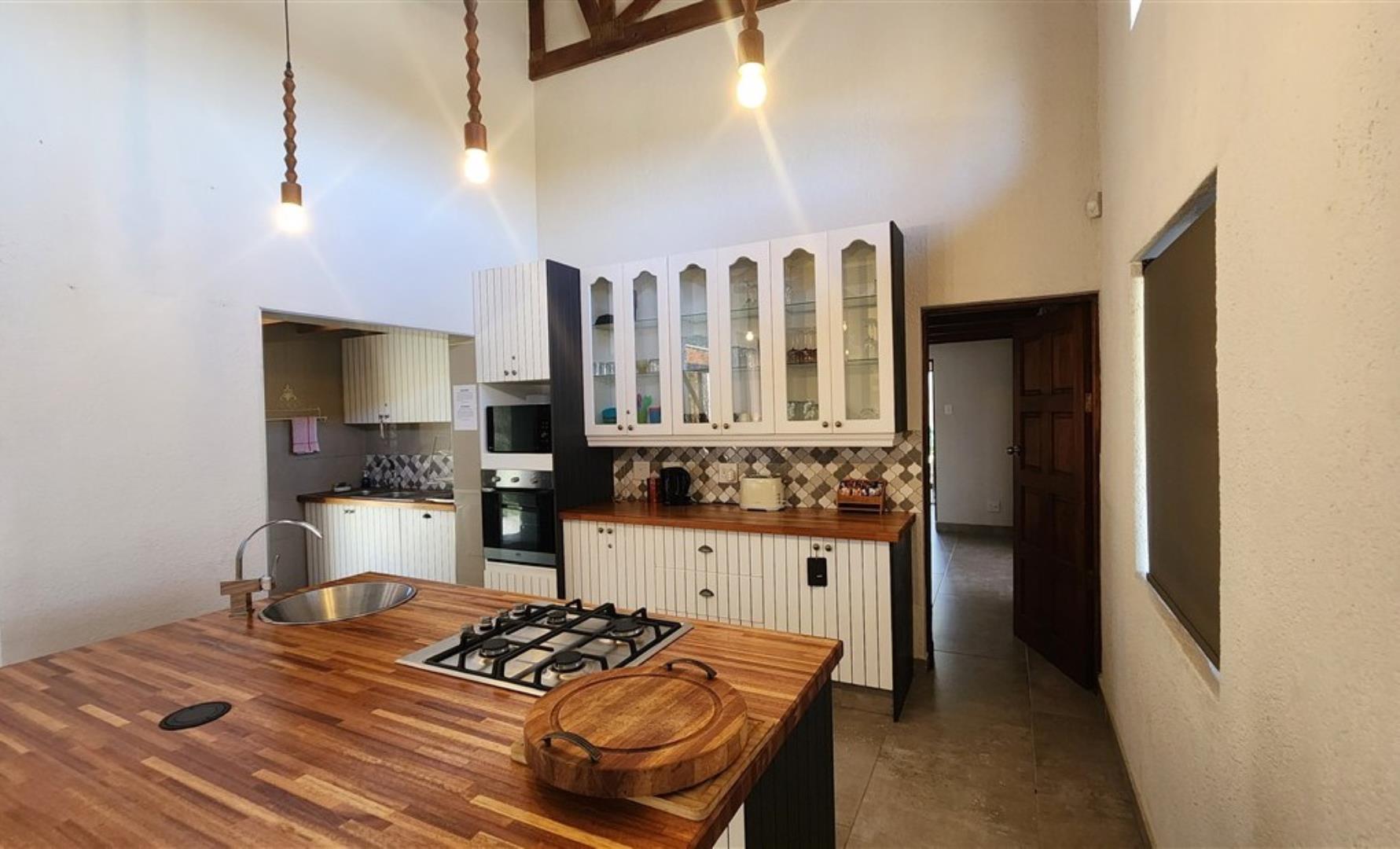756790_Lodge_Lounge_Kitchen_3.jpg