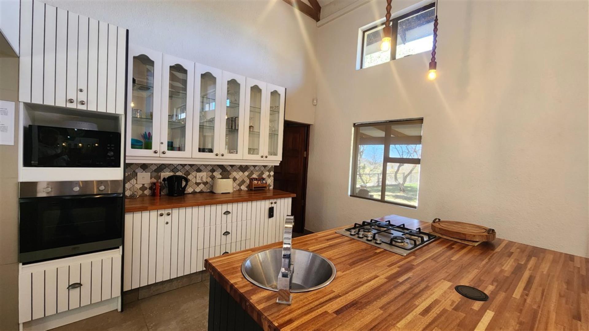 756790_Lodge_Lounge_Kitchen_4.jpg