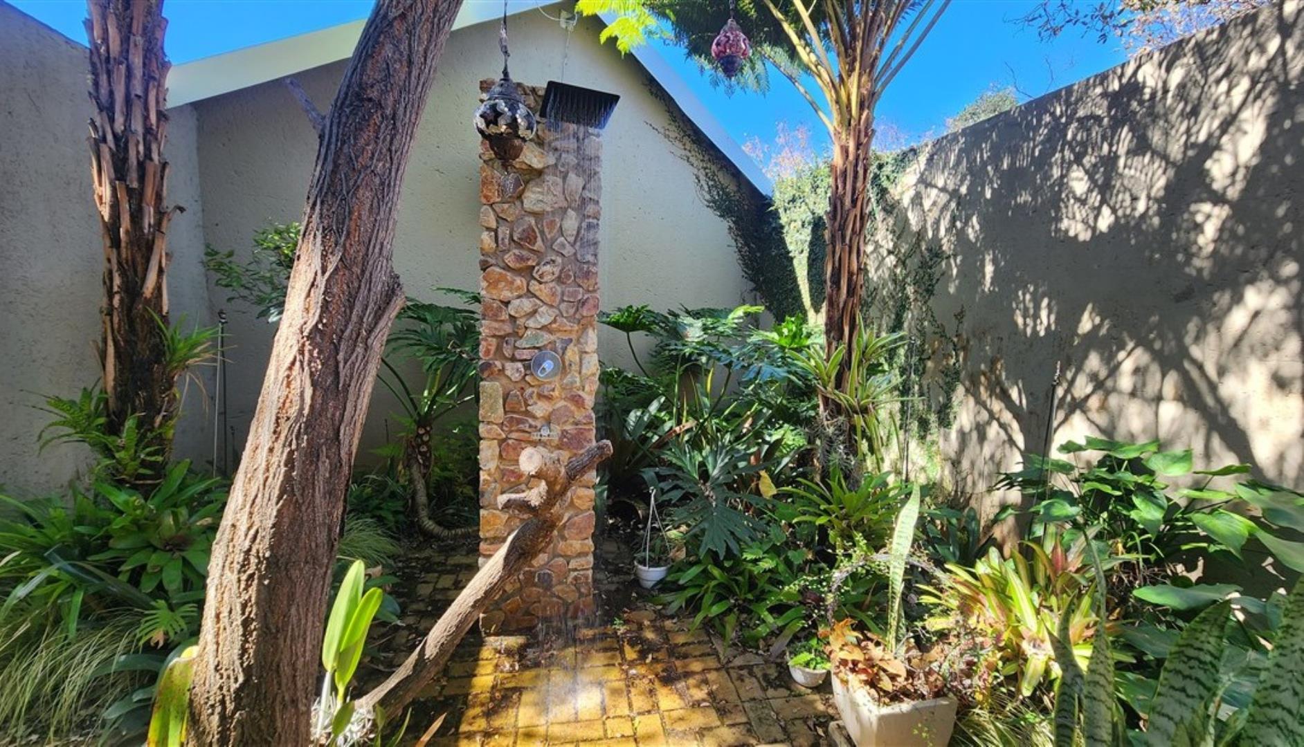 756790_Lodge_Outside_Bathroom_1.jpg