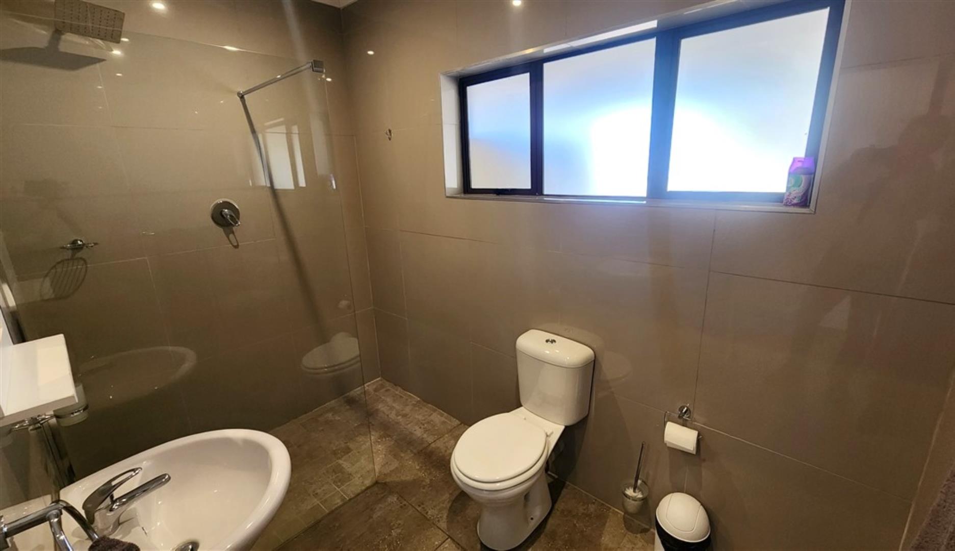 756790_Lodge_Self_Catering_Bathroom_2.jpg