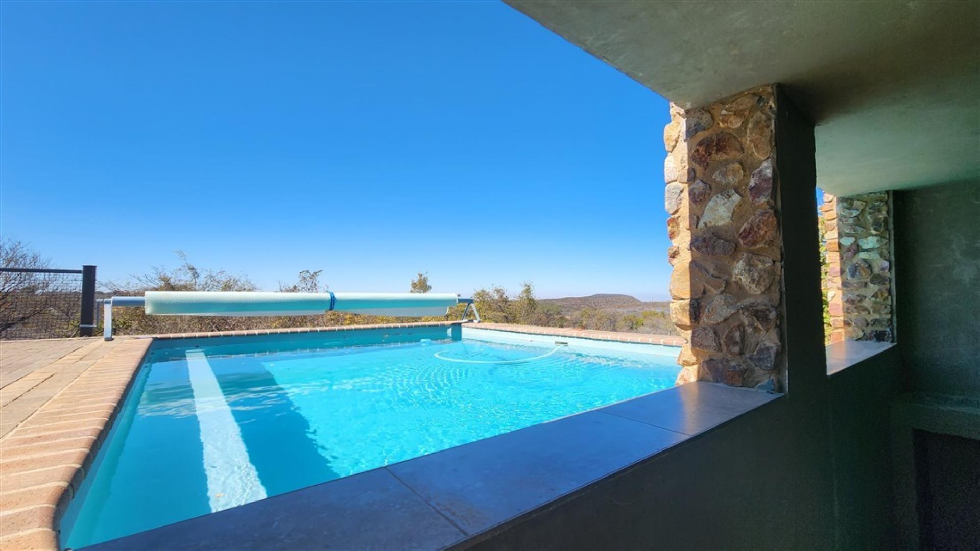 756790_Pool_Bar_1.jpg