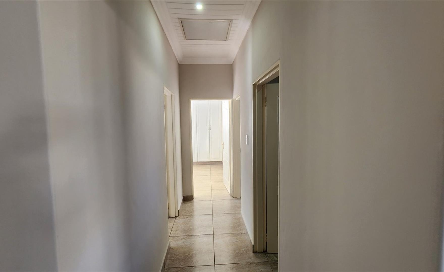 766620_Hallway.jpg