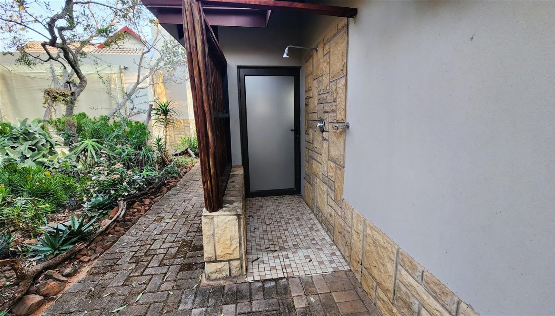 766620_Outside_Shower.jpg