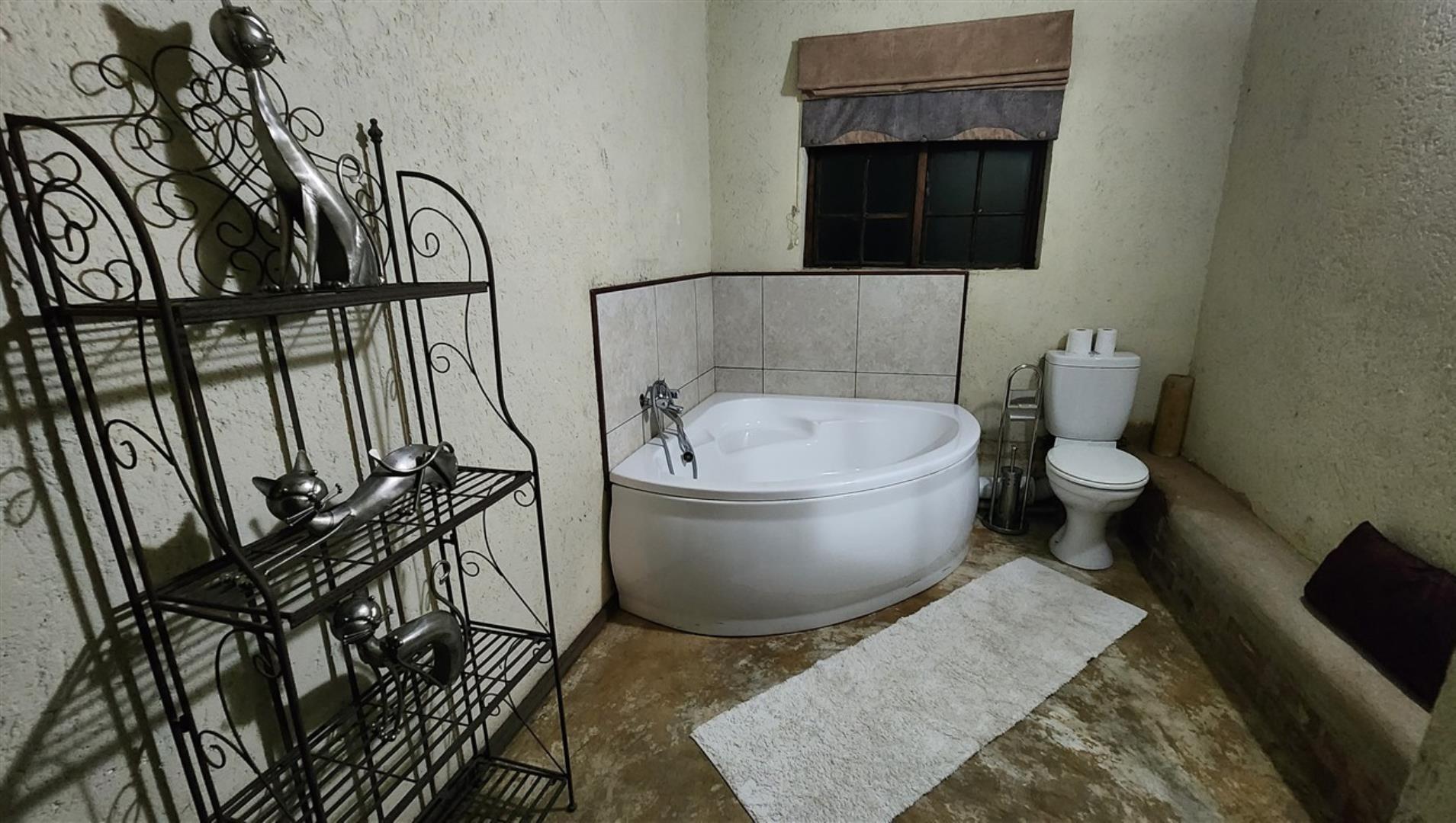 769162_Bathroom_1a.jpg