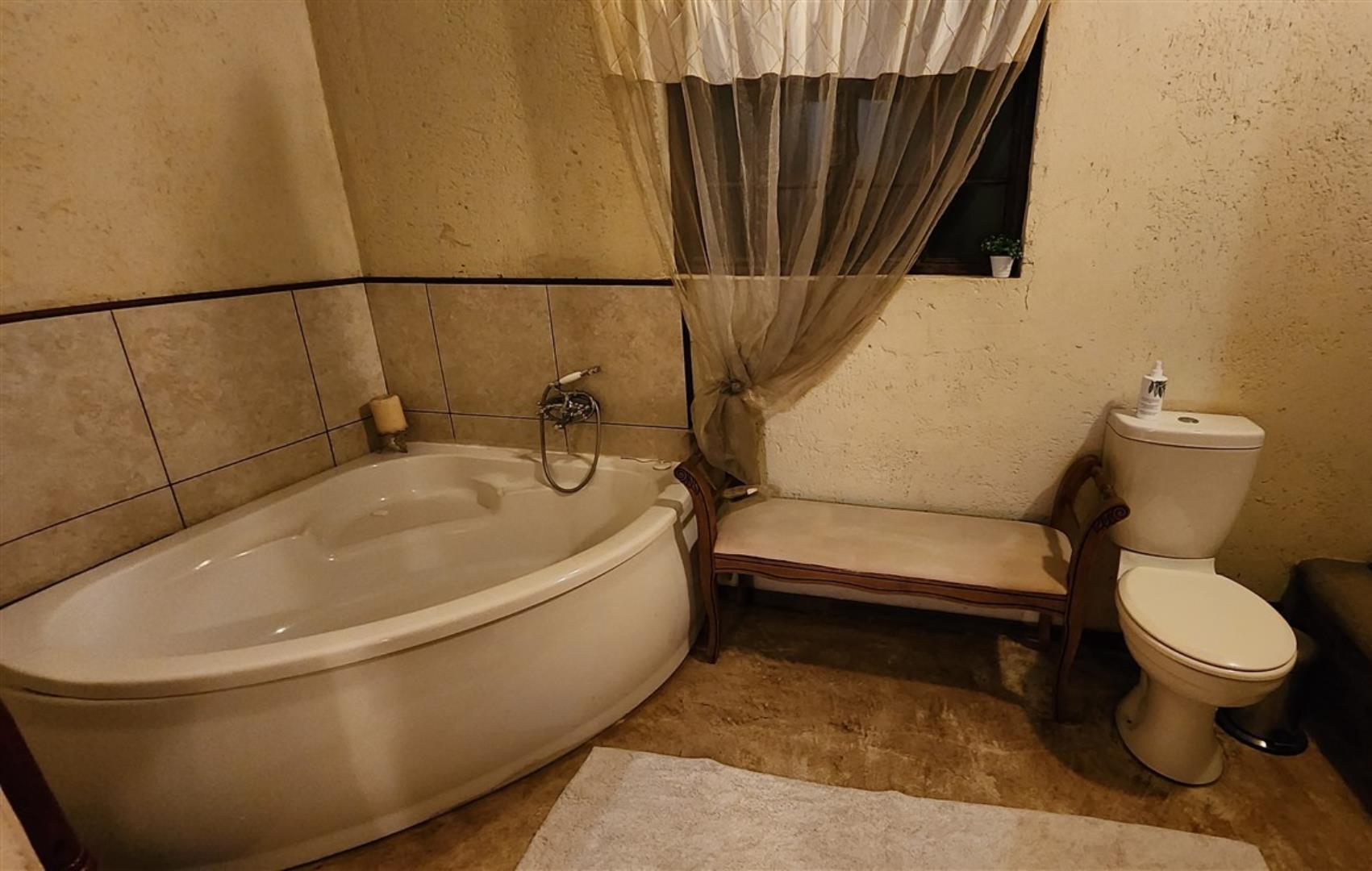 769162_Bathroom_2a.jpg
