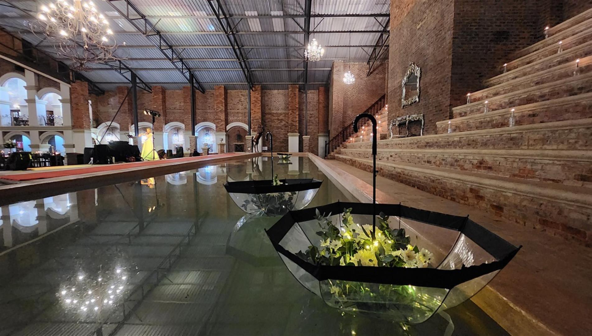 769162_Pool_Flower_Umbrelas_1.jpg