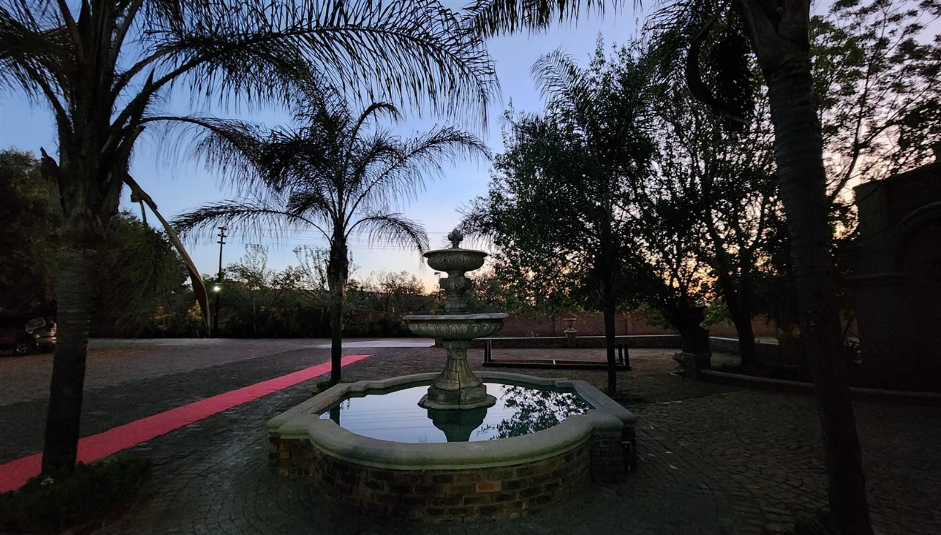 769162_Red_Carpet_Outside_Water_Feature_1.jpg
